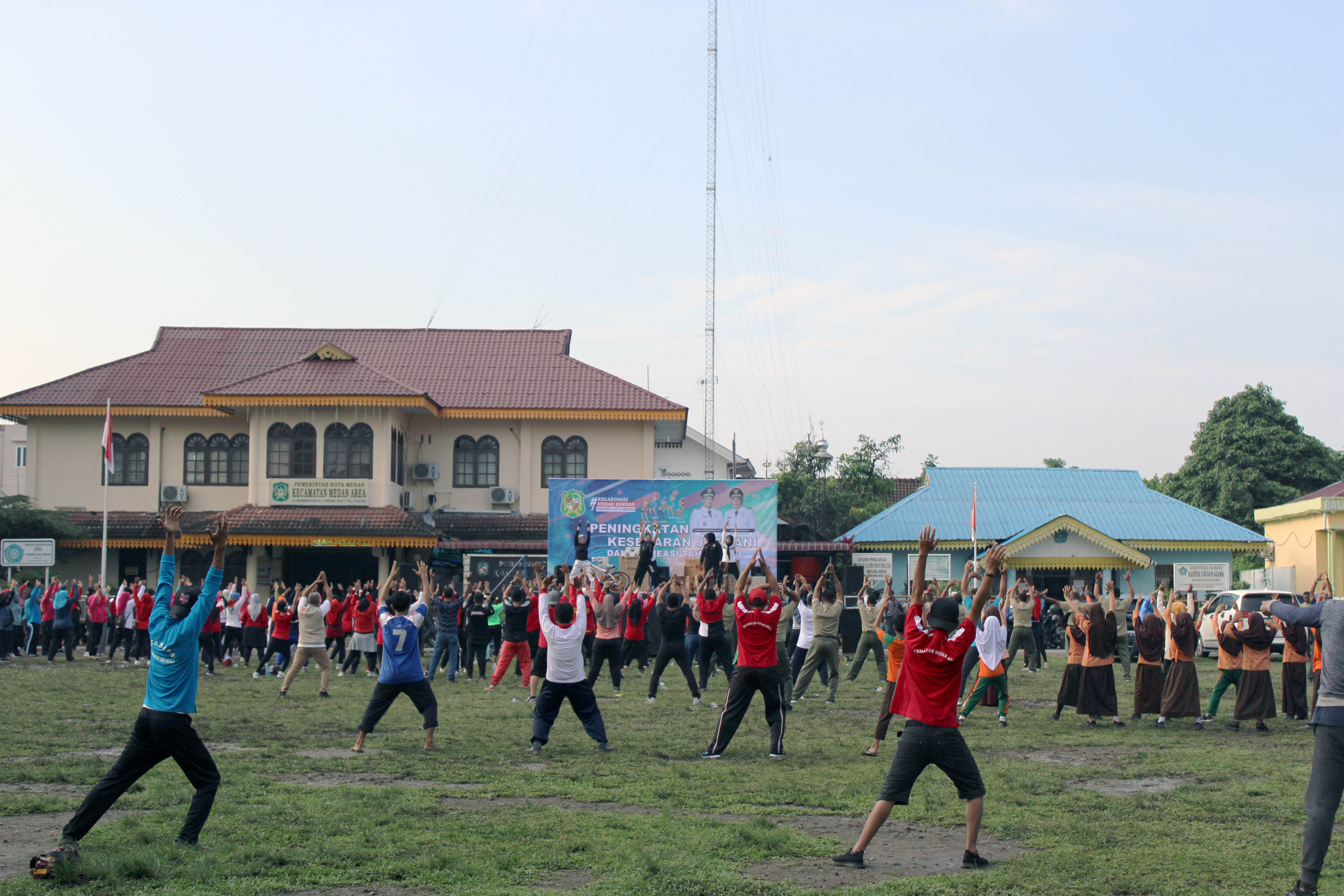 Kolaborasi Dispora Kota Medan Gelar Senam Peningkatan Jasmani dan Rekreasi di Lapangan Barasokai